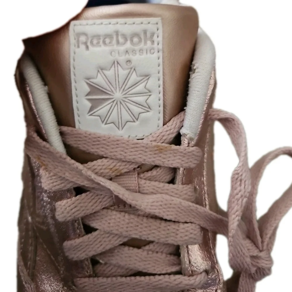 Reebok Womens Rose Gold Metallic Trendy Limited Edition Leather Sneaker 8
